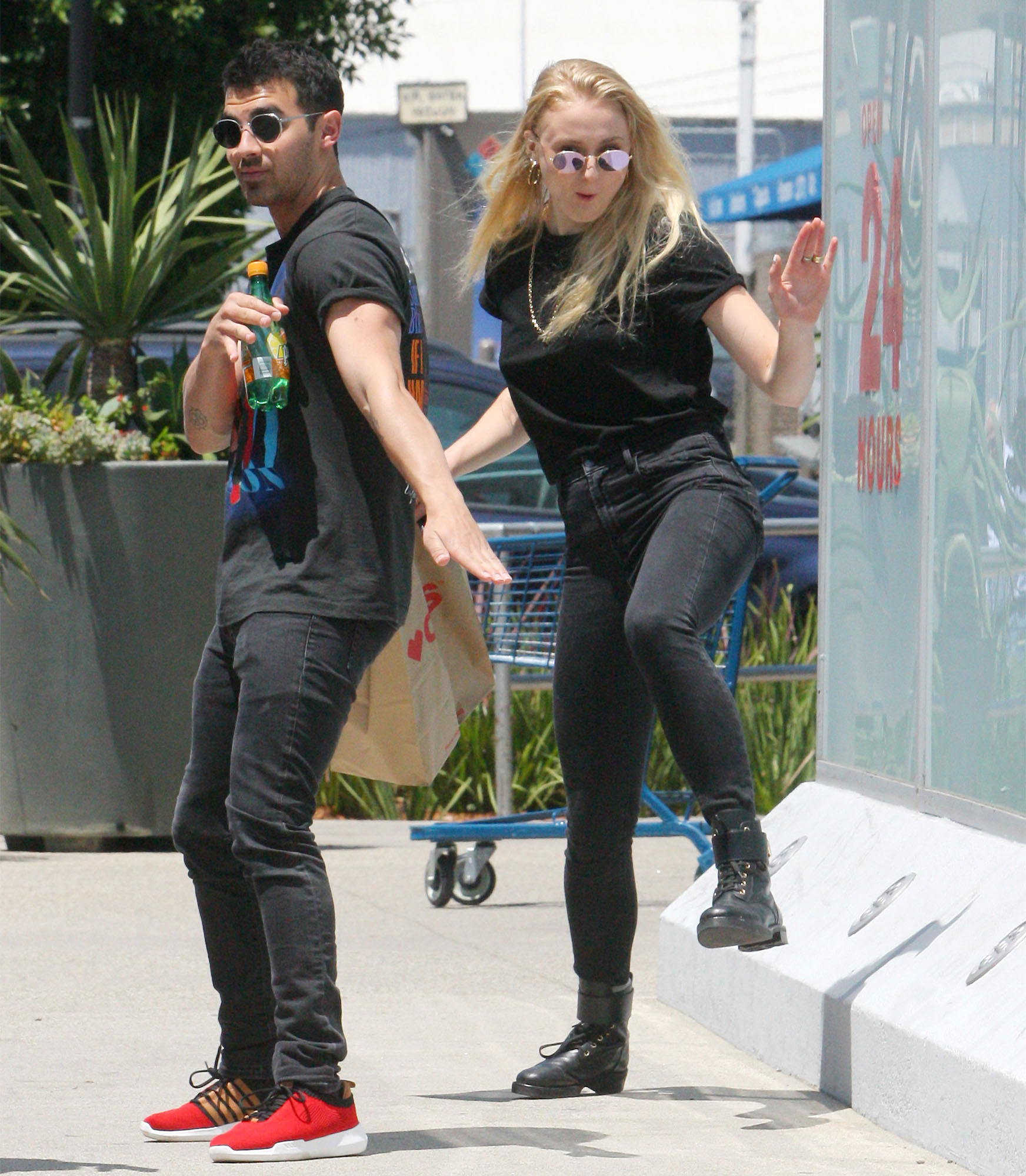 ไทม์ไลน์ความสัมพันธ์ของ Joe Jonas และ Sophie Turner