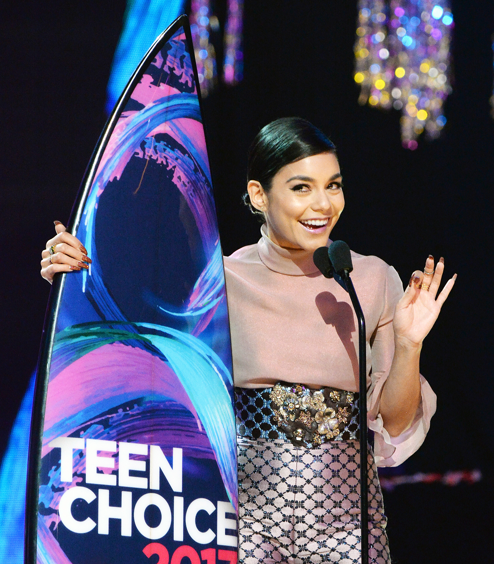 Louis Tomlinson Accepts Surfboard for Choice Male Artist at Teen Choice  Awards 2018!, 2018 teen choice awards, Louis Tomlinson, Teen Choice Awards