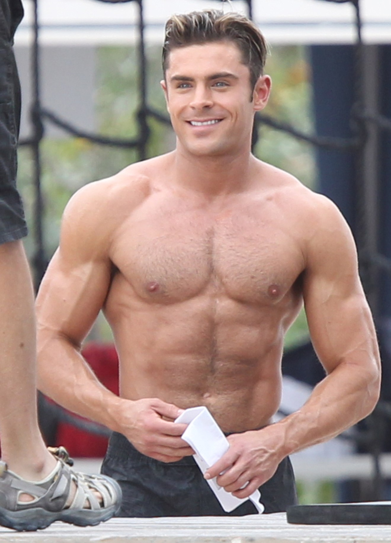 Shirtless Zac Efron Looks Super Buff Filming A Scene For ‘baywatch Pics 8606