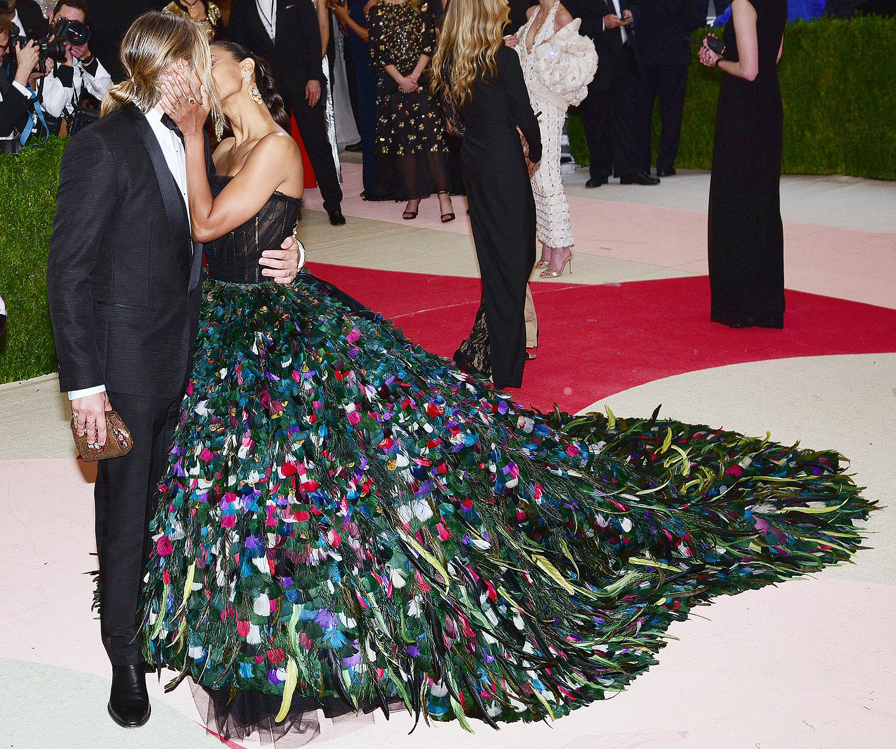 Met Gala 2016 Red Carpet: Zoe Saldana Kisses Marco Perego